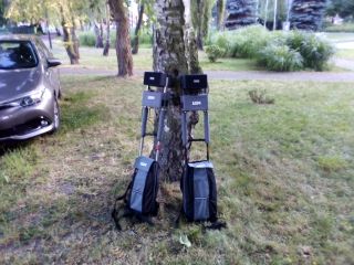 W tym roku mieliśmy takie tuby (zasilanie, wzmacniacz, odbiorniki - wszystko w jednym) – patrząc na poprzednie zdjęcie, nie jestem pewny czy mamy teraz o jedną tubę (czy nawet o dwa) za dużo. Normalnie to mamy osobno i zasilanie ze wzmacniaczem w formie wózka ('lodówka')